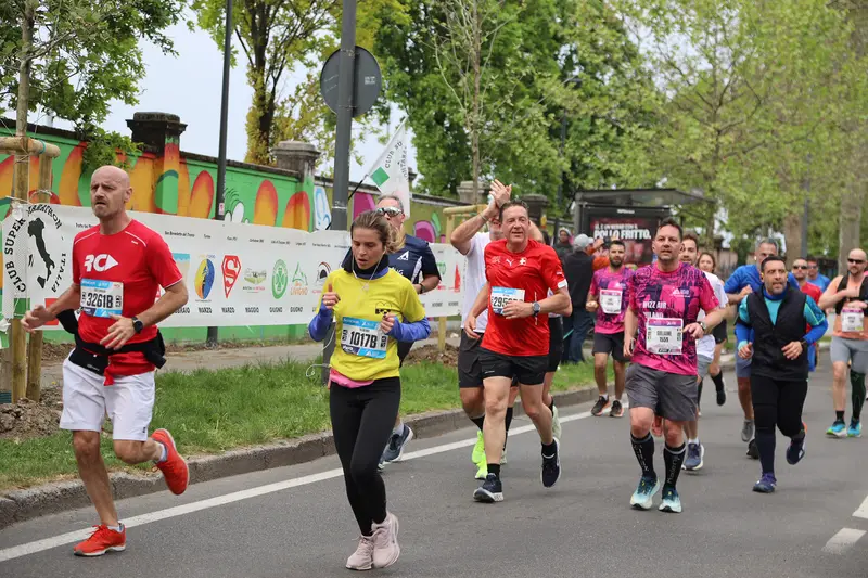 La Milano Marathon 2026: i corridori passano lungo la strada alberata