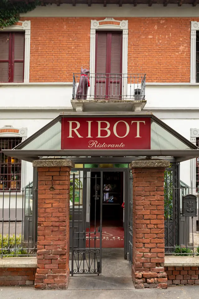 La porta di via Cremosano sotto l’insegna rossa «Ribot Ristorante», fra i mattoni