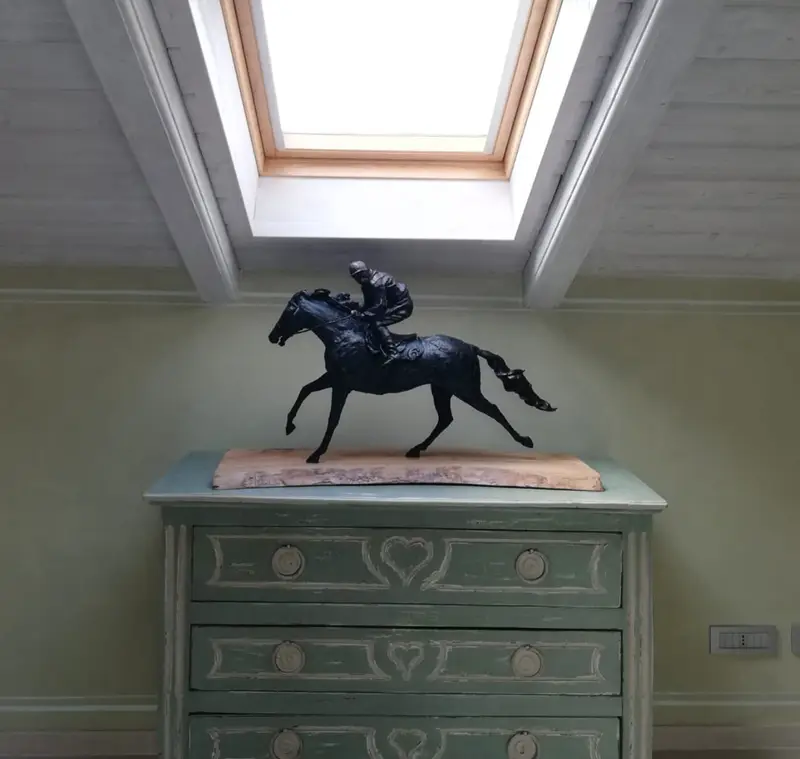 La suite Ribot a Villa Prato: sotto il lucernario, un cassettone verde col bronzo di un fantino a cavallo
