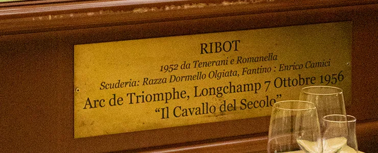 La targa d’ottone sotto il bronzo, fotografata da vicino